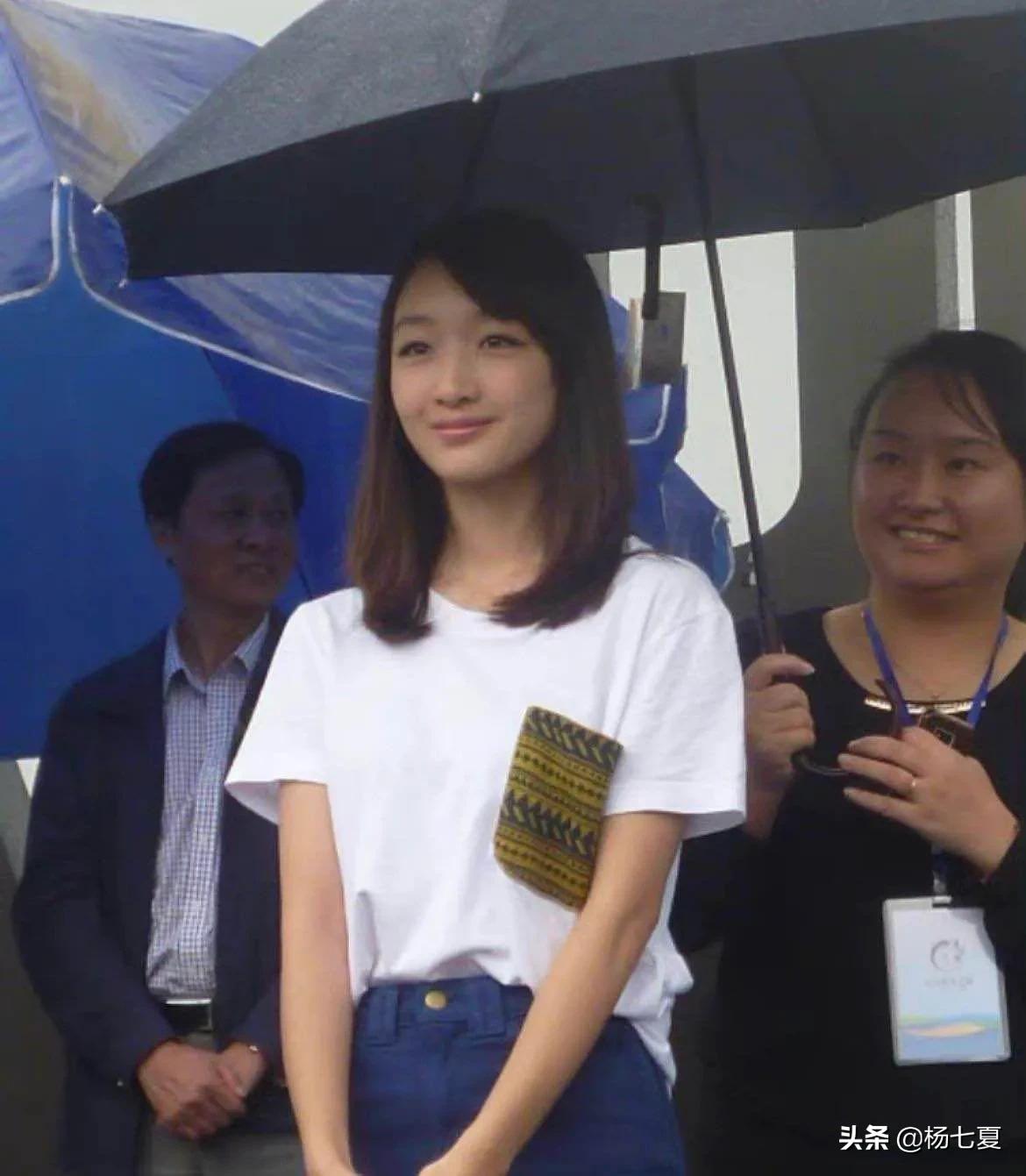 周冬雨早期照片爆光，虽然身材瘦小，但“美貌”的确不可否认吧？