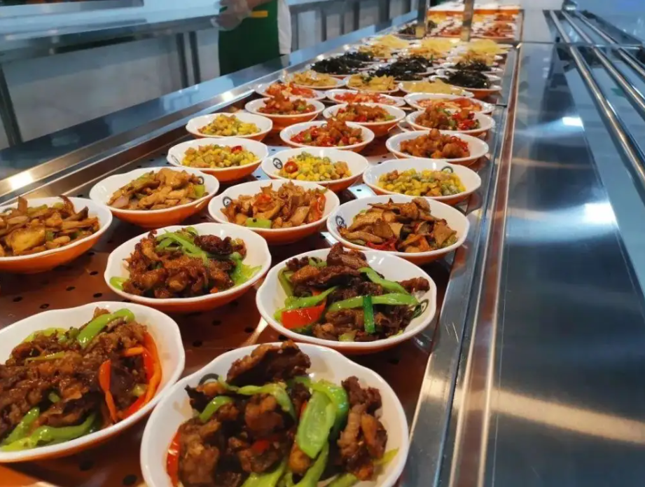 大学“阴间食堂”惨遭吐槽，学生像在殡仪馆吃饭，不由得后背发凉