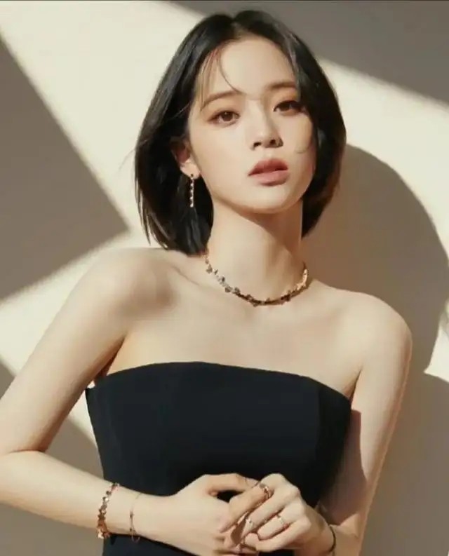 同样是“齐耳短发”，杨紫清爽减龄，迪丽热巴让人不忍直视