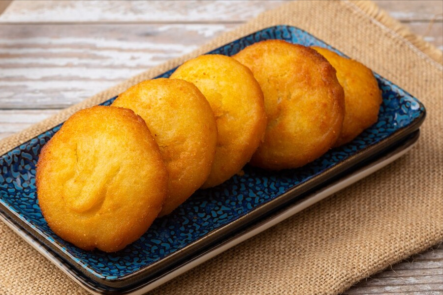 二月二炸糖糕,一斤面粉两斤水,金黄酥脆不流糖,个个鼓泡空心