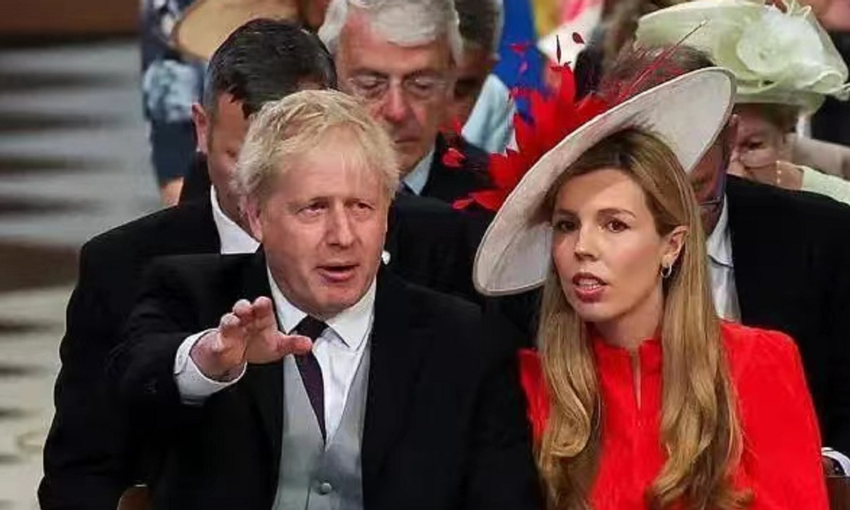 鲍里斯辞职后穿得好随意！抱2岁儿子高调出街，爷俩卷毛发型吸睛