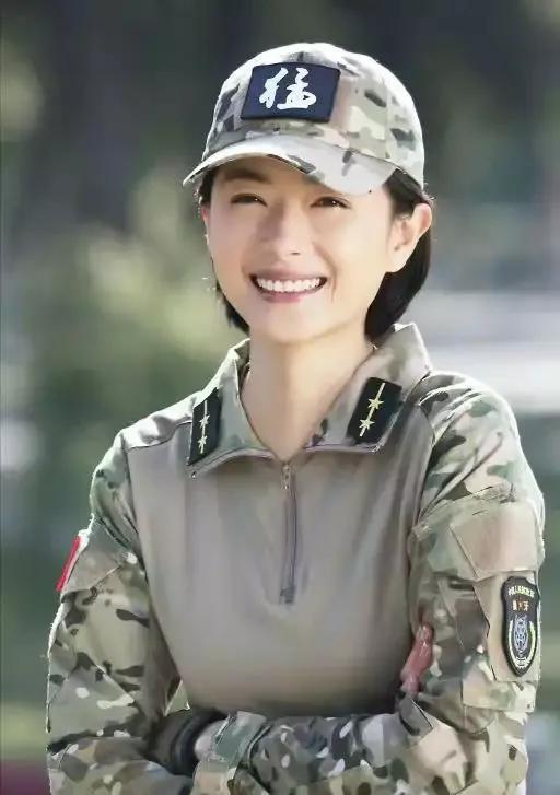 24明星军装女神美照，气质唯美，自信从容，美丽大方
