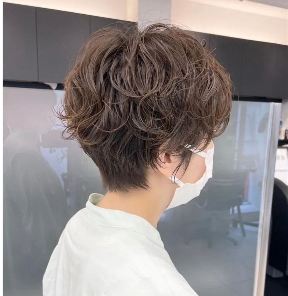 其次就是不会打理发型的人不适合烫大卷