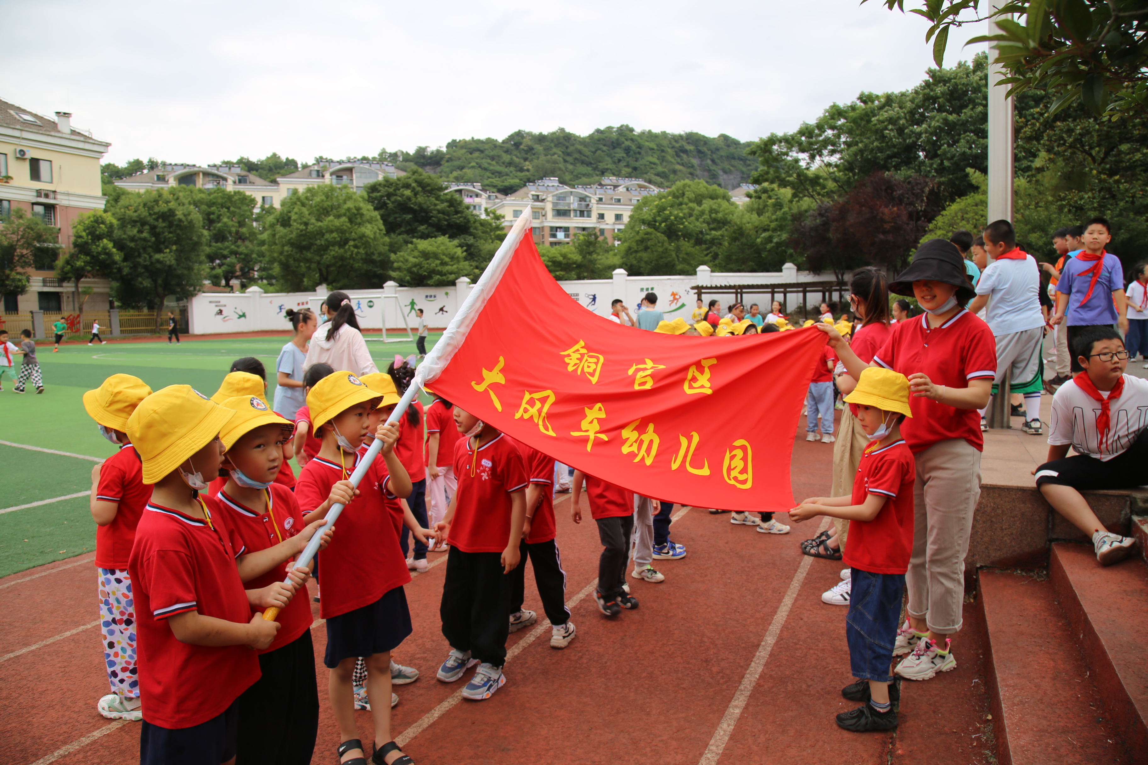 幼儿园孩子进东方红小学 体验小学生活