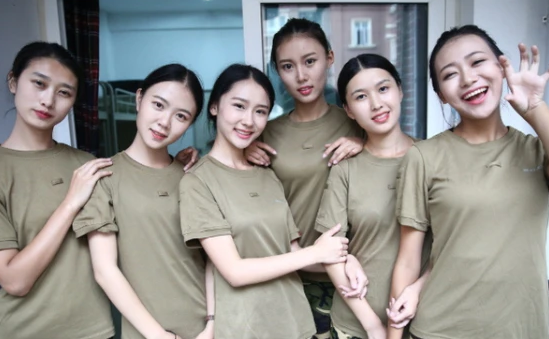 女大学生在教室“睡了一夜”，近10个小时干啥了？室友回应引质疑