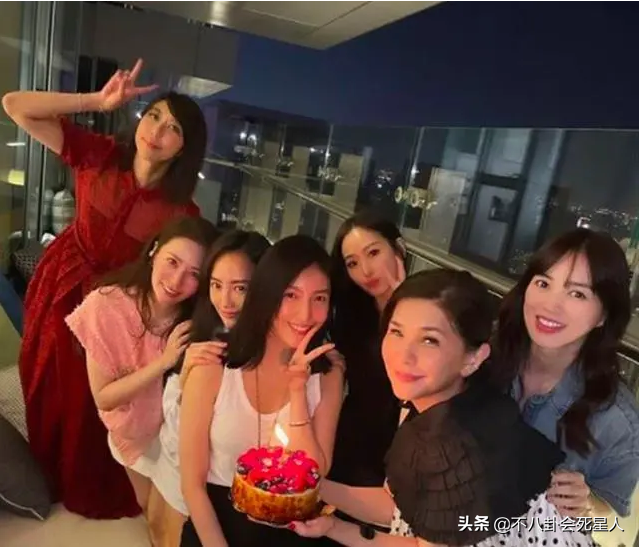 粘贴九首歌曲，皮肤失败，精神障碍，未婚生活，银杏的幸福