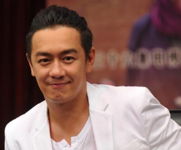 双眼皮如今变成颜值分水岭，有人靠它提升颜值，有人变身悲伤蛙