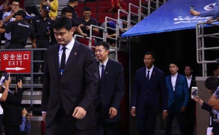 nba为什么只有姚明成功(带队成绩不如信兰成的姚明，为何连任中国篮协主席？国内无能人吗)