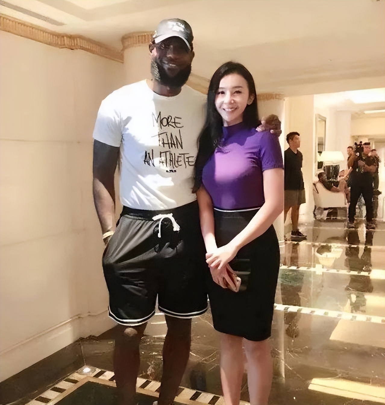 为什么nba都开始中国元素(像詹姆斯、库里、哈登等超级巨星为什么每一年都会进行中国行呢？)