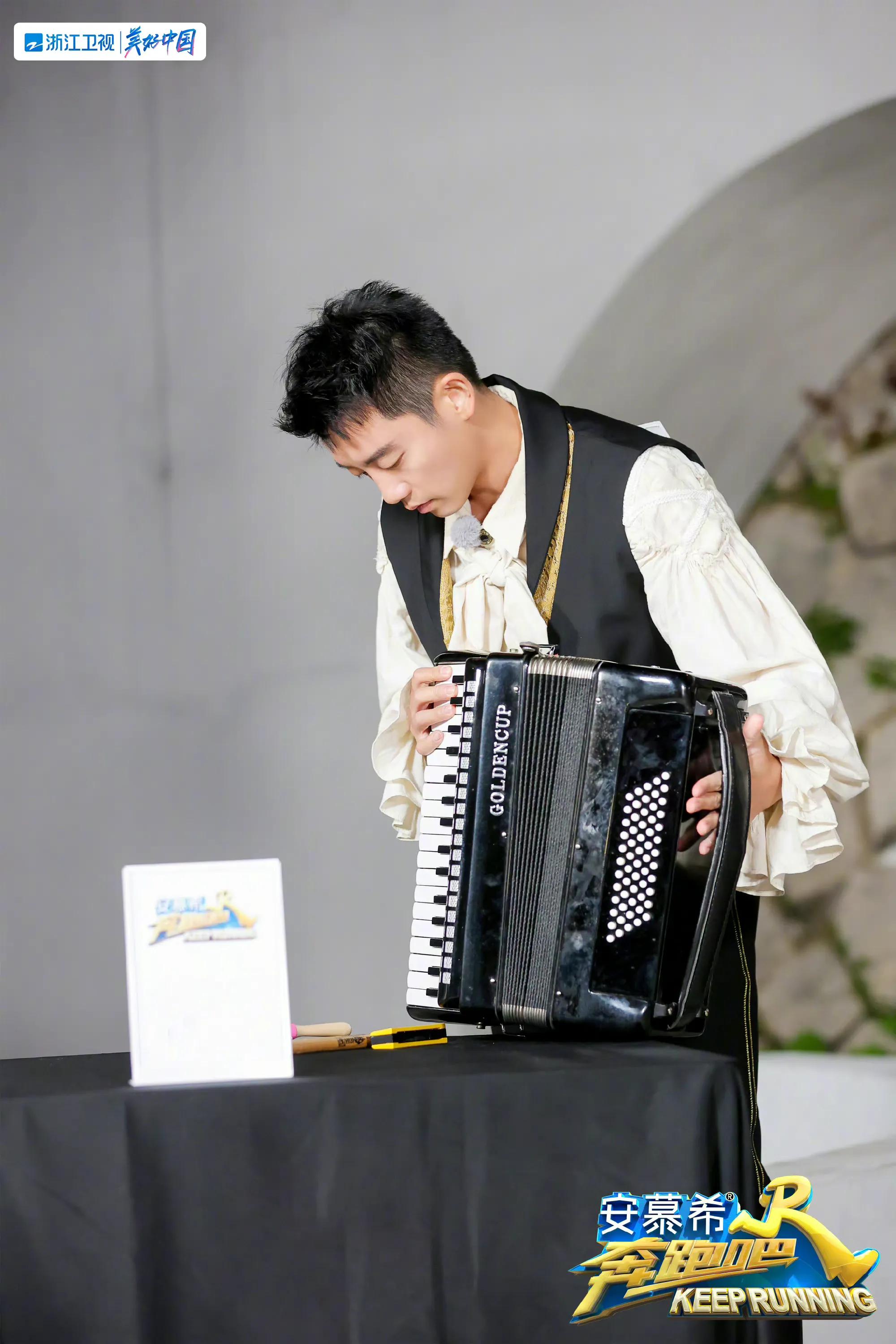 综艺《奔跑吧》最新一期来啦！有精彩的撕名牌大战哦