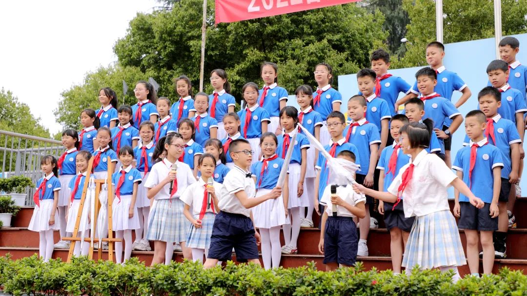 棠湖小学开展《珍爱公物，维护文明》第十四周国旗下主题成长活动