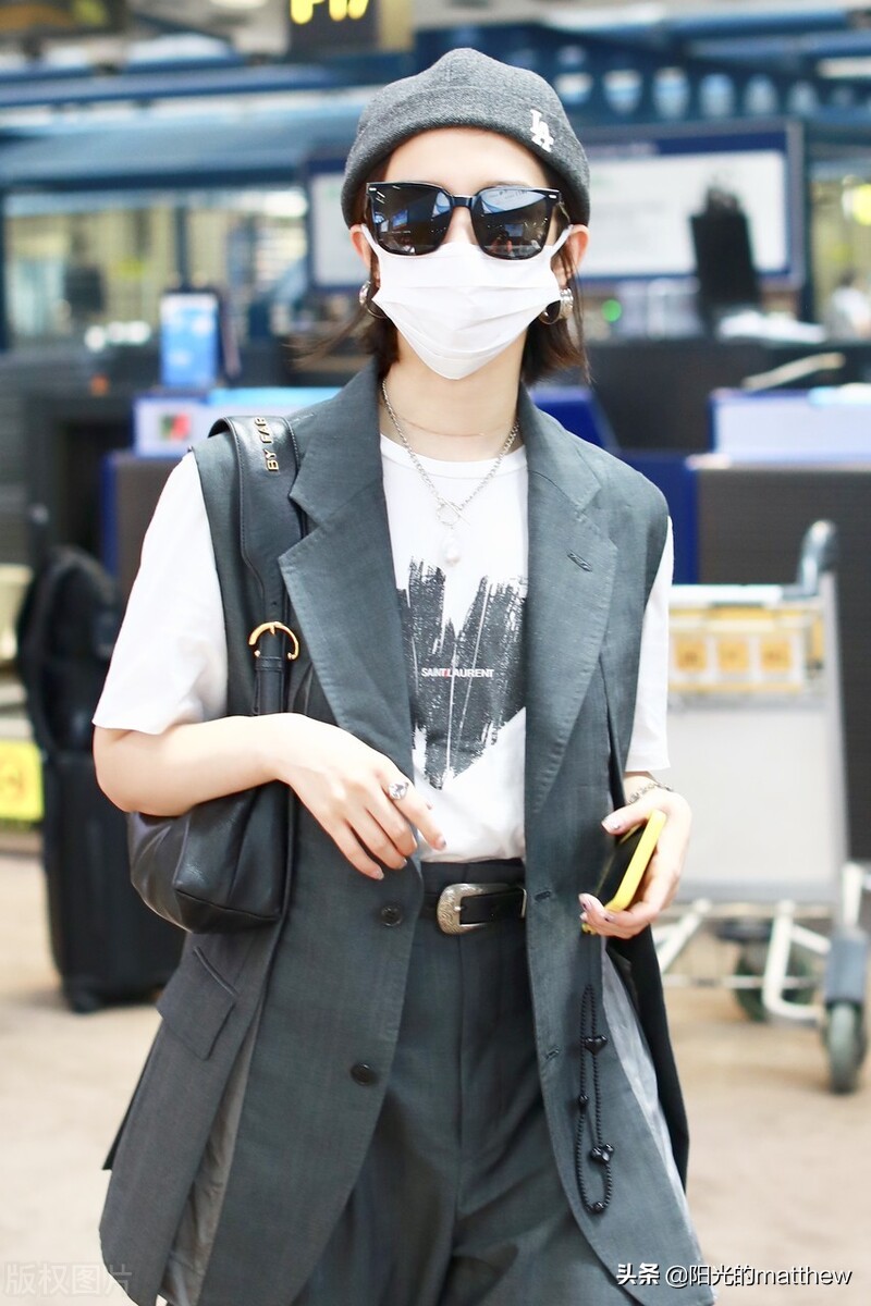 孟美岐坎肩搭西裤现身机场，路遇粉丝热情配合摆拍
