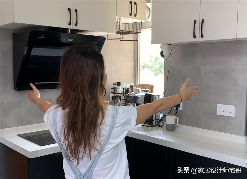 香港90后姑娘买下32㎡“老破小”，“穷转”翻新，网友：真是服了
