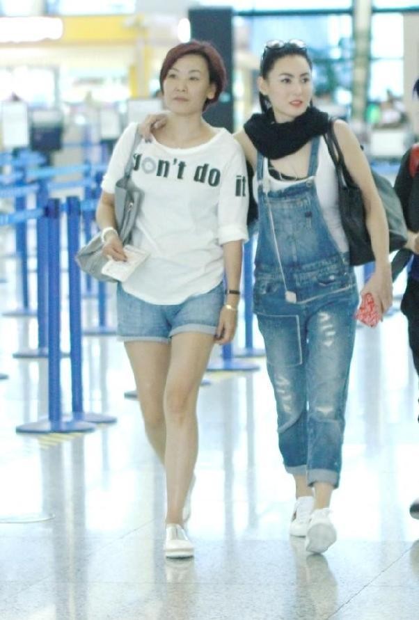 张柏芝的日常穿搭很独特，甜酷的感觉不像中年人，时髦还炫酷