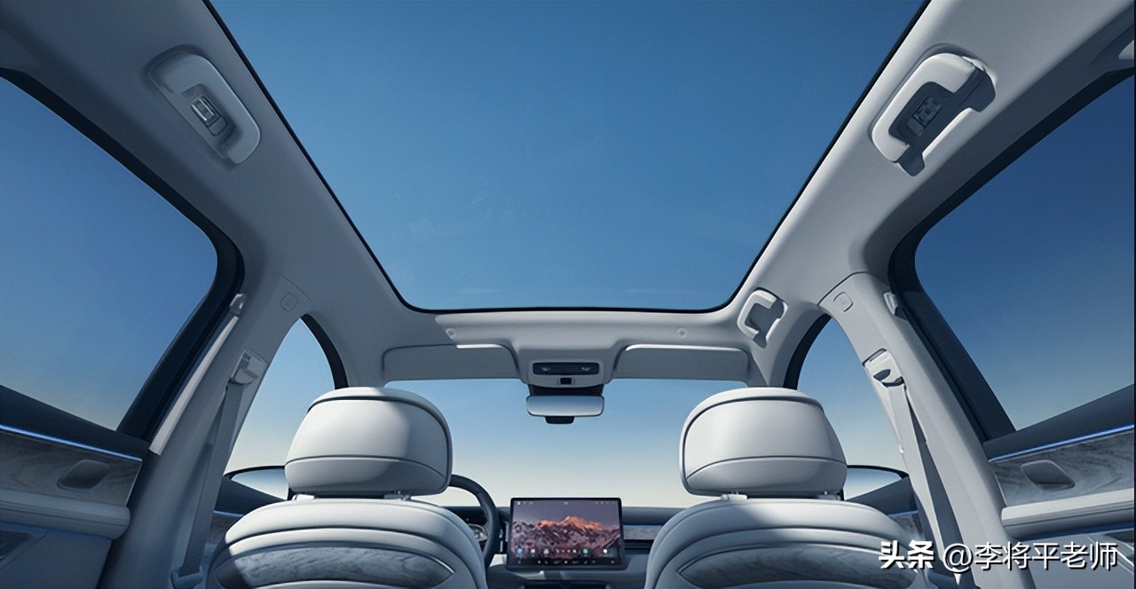 倒水打伞贴报纸，新能源车的天幕玻璃为何这么坑？车企：省钱啊