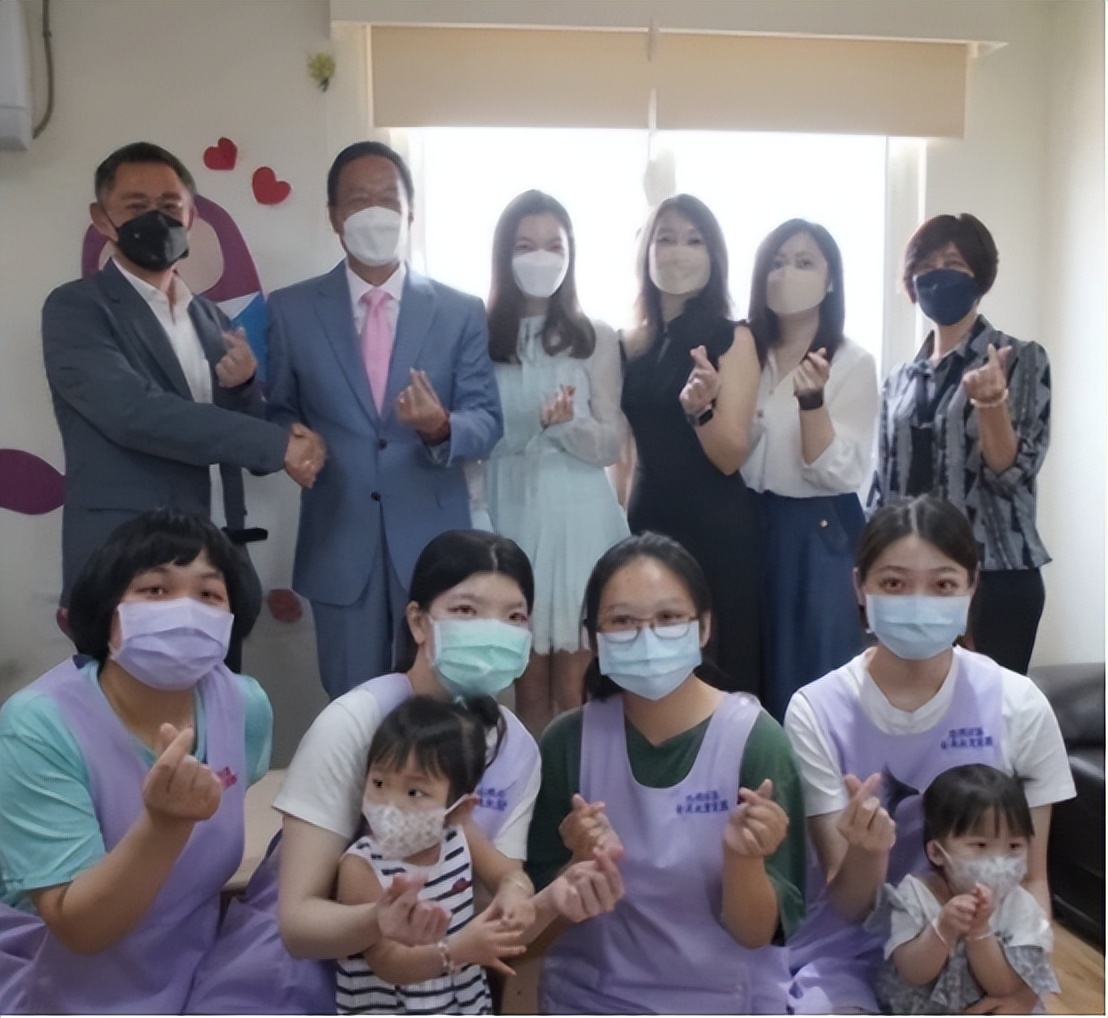 34岁当富士康老板娘，6年3胎稳当百亿豪门阔太，曾馨莹凭什么？