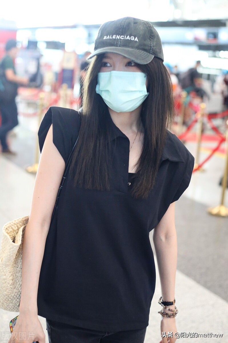 戴燕妮黑色上衣搭铅笔裤现身机场，长发齐肩气质脱俗