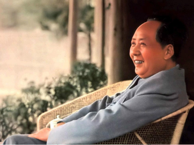 邓华给大伙递“白金龙烟”，一人只分一支，主席笑说：财不露白啊