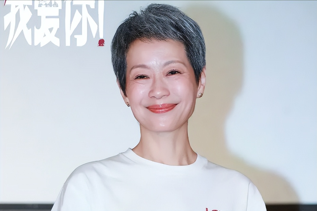 被6位女星惊艳到：白发不染，不整科技脸，用松弛感诠释优雅老去