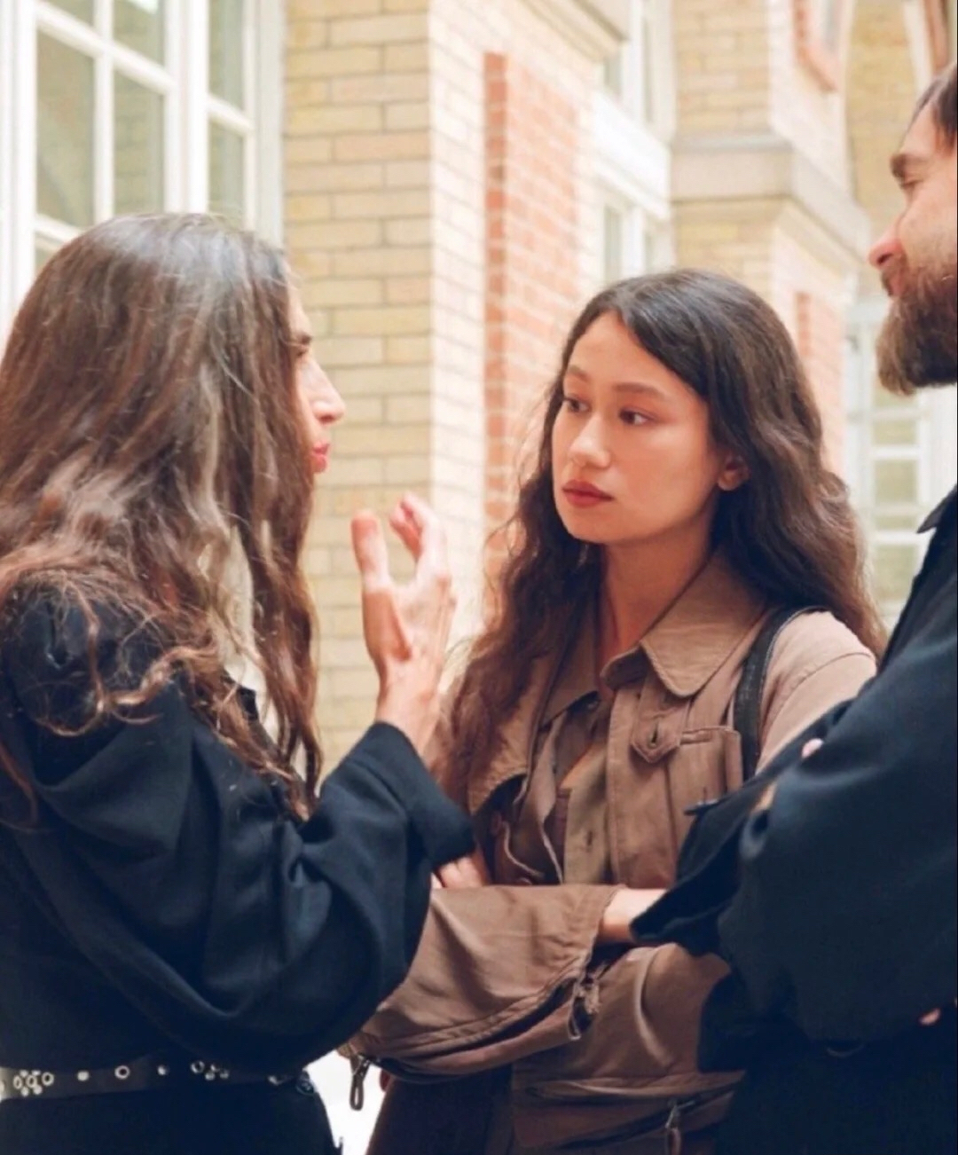 她被称为时尚界的三毛，长了一张普通脸，冷清的气质可太迷人了