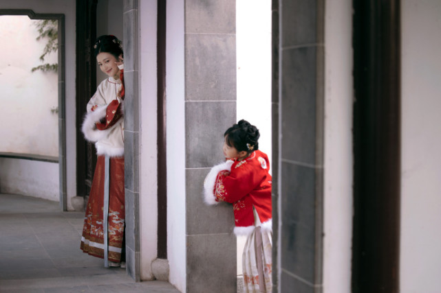 包文婧晒母女古风写真庆元旦，饺子变豁牙小萌妹，越长大越好看