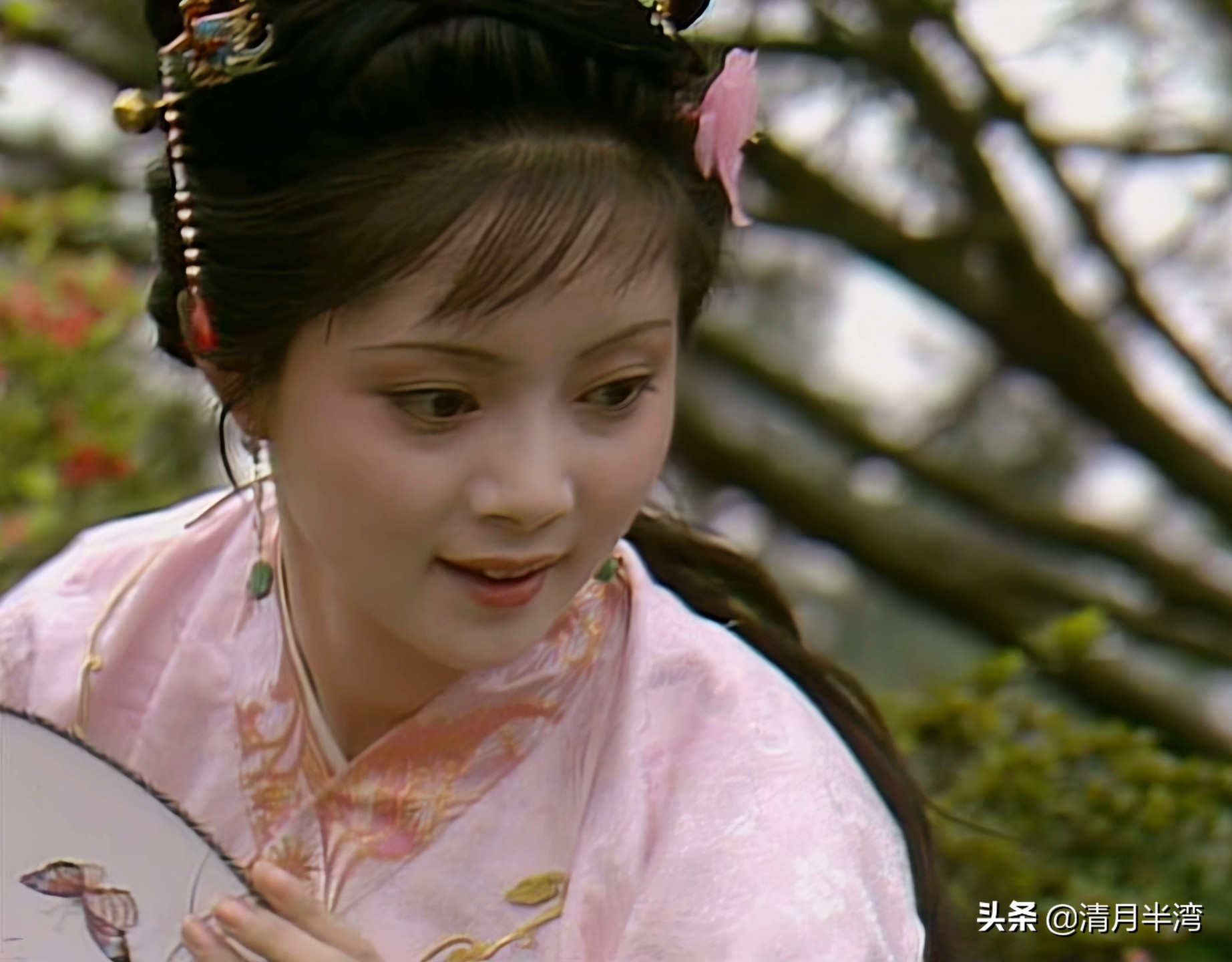 同样是演"宝钗扑蝶",张莉灵气四溢美如画,李沁木头桩子干扑腾