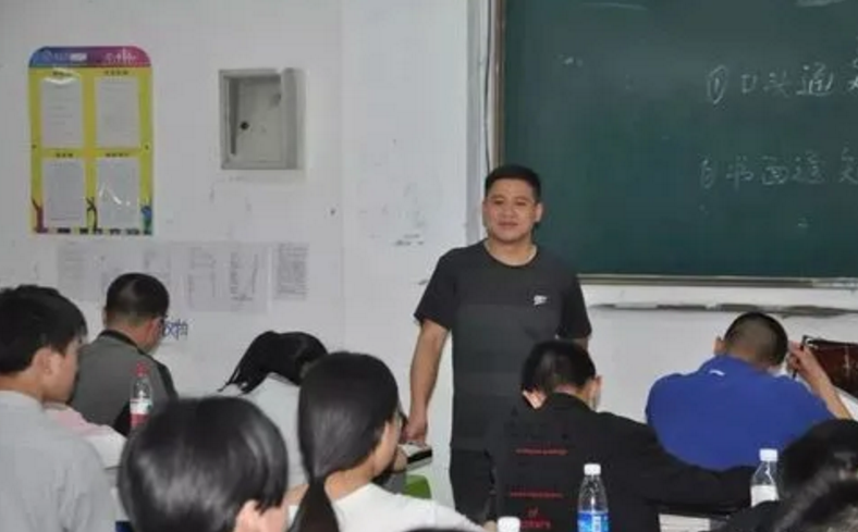 高考800多分的状元，如今流浪街头，与90后县长就读同一所学校