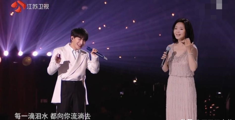 27位明星的跨年，有人翻车，有人闷声干了件大事上了《新闻联播》