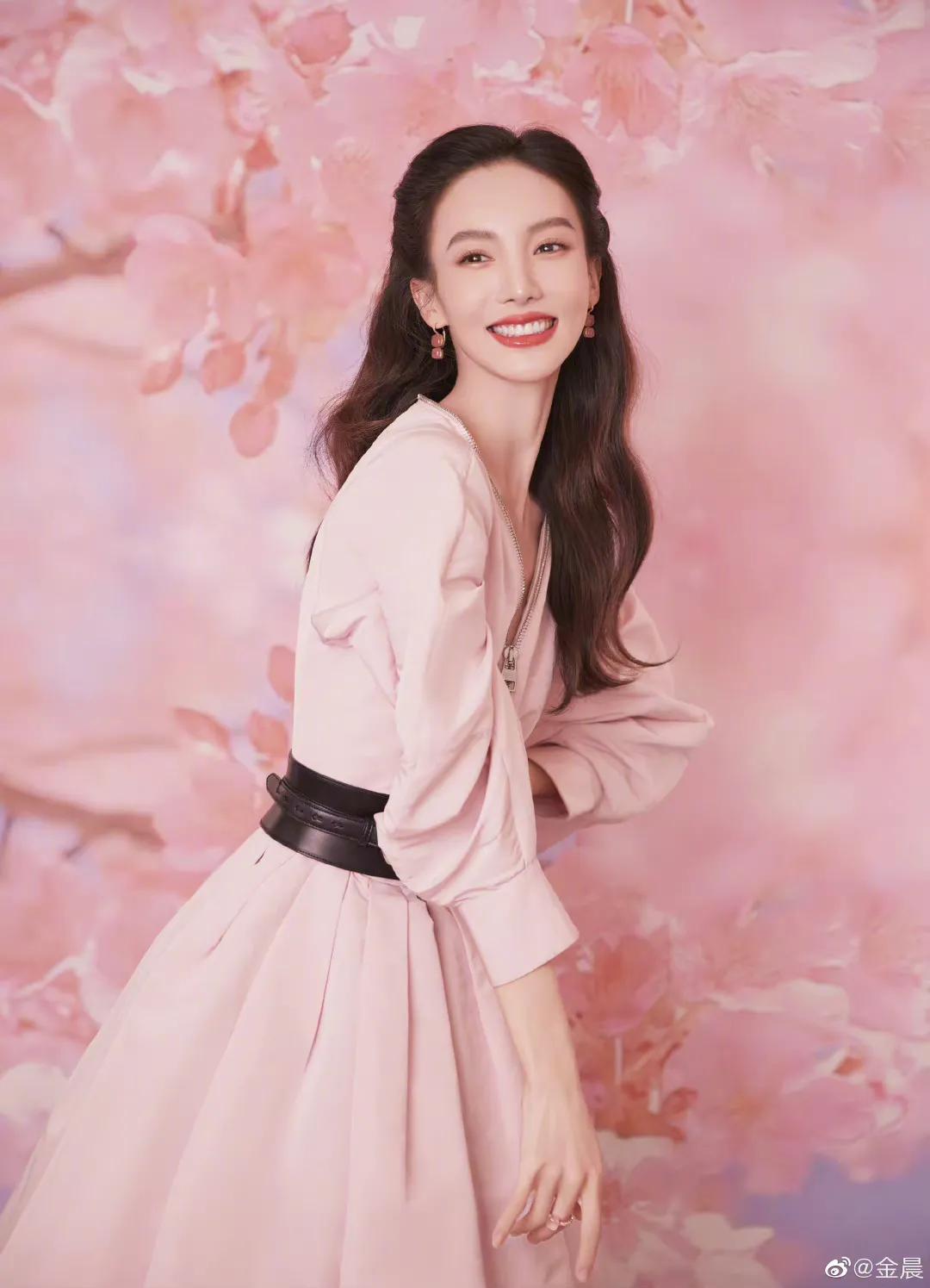 金晨、白鹿淡妆浓抹总相宜，自拍库存平易近人，领家妹妹即视感