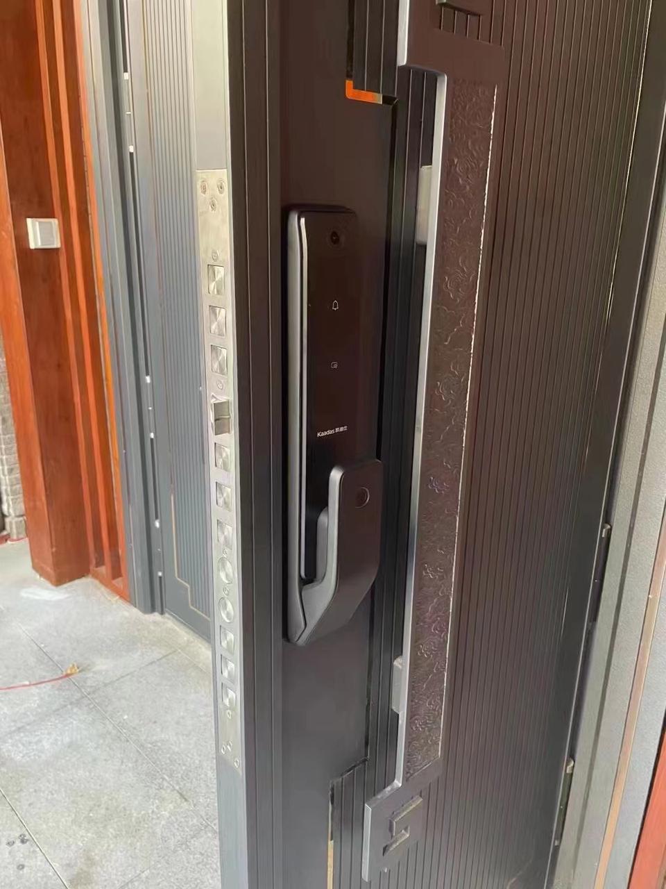 防盗门怎么看能不能装智能锁(居家安全很重要，靠防盗门防盗，不如装个智能锁有效)