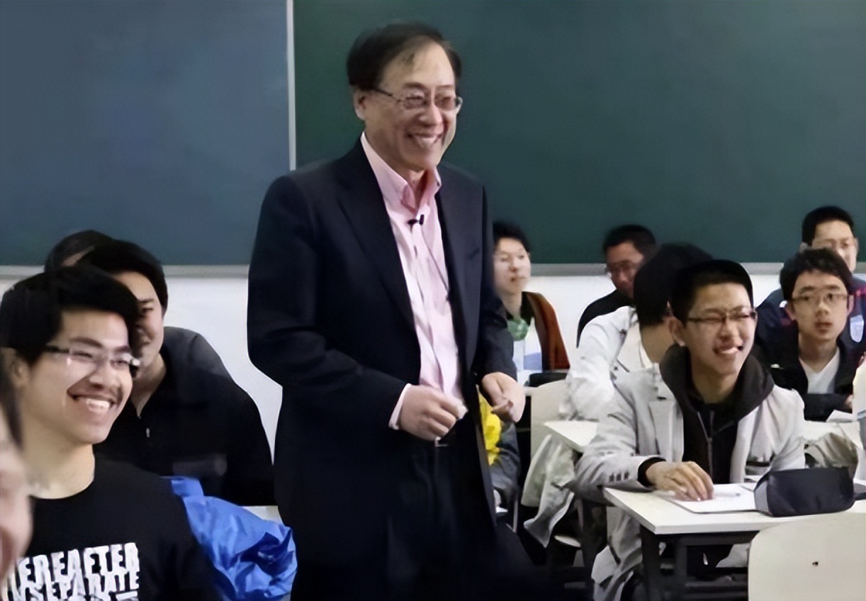 清华“长发博士”走红后，又一长发学霸火了，肤白貌美颜值更高