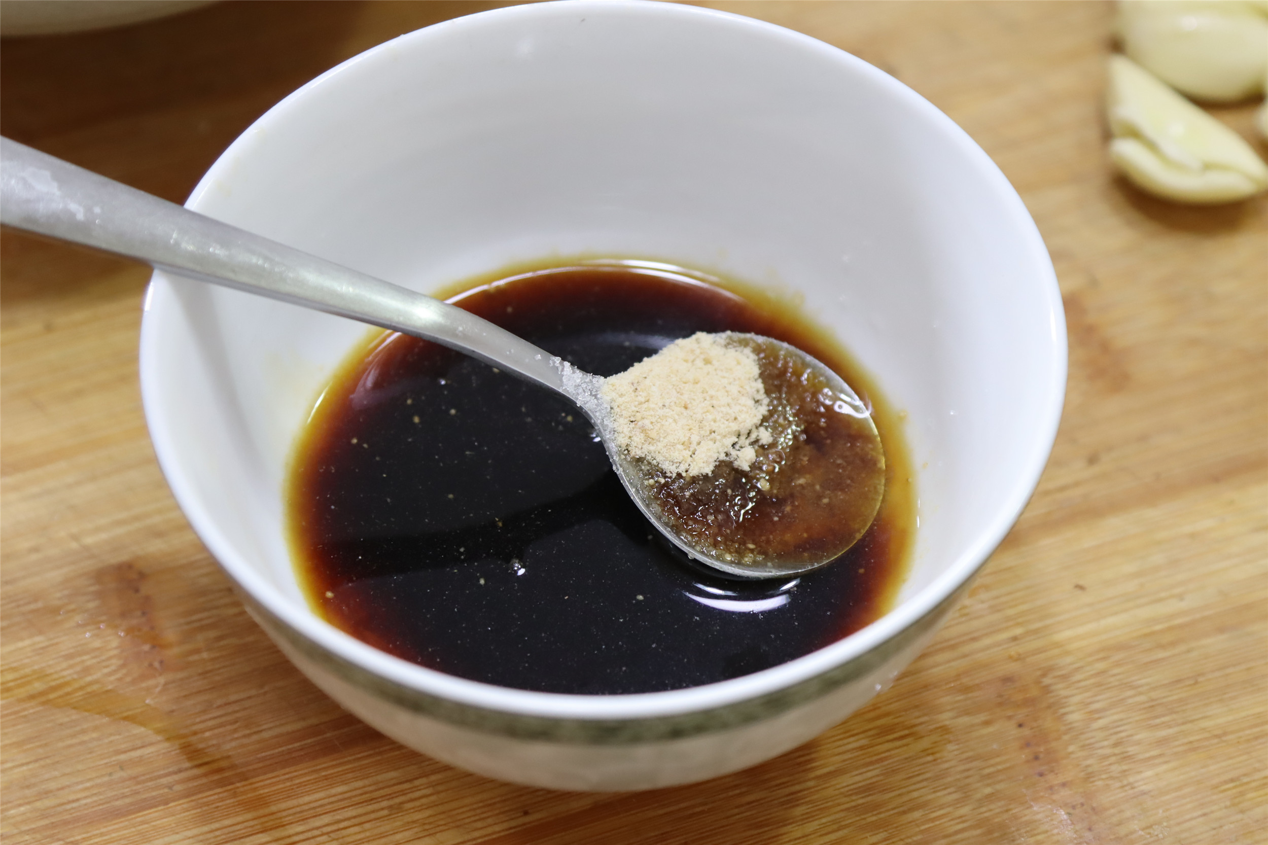 做紅燒魚，魚肉腥不入味？ 70歲奶奶教2招，魚肉軟滑鮮美，不夠吃