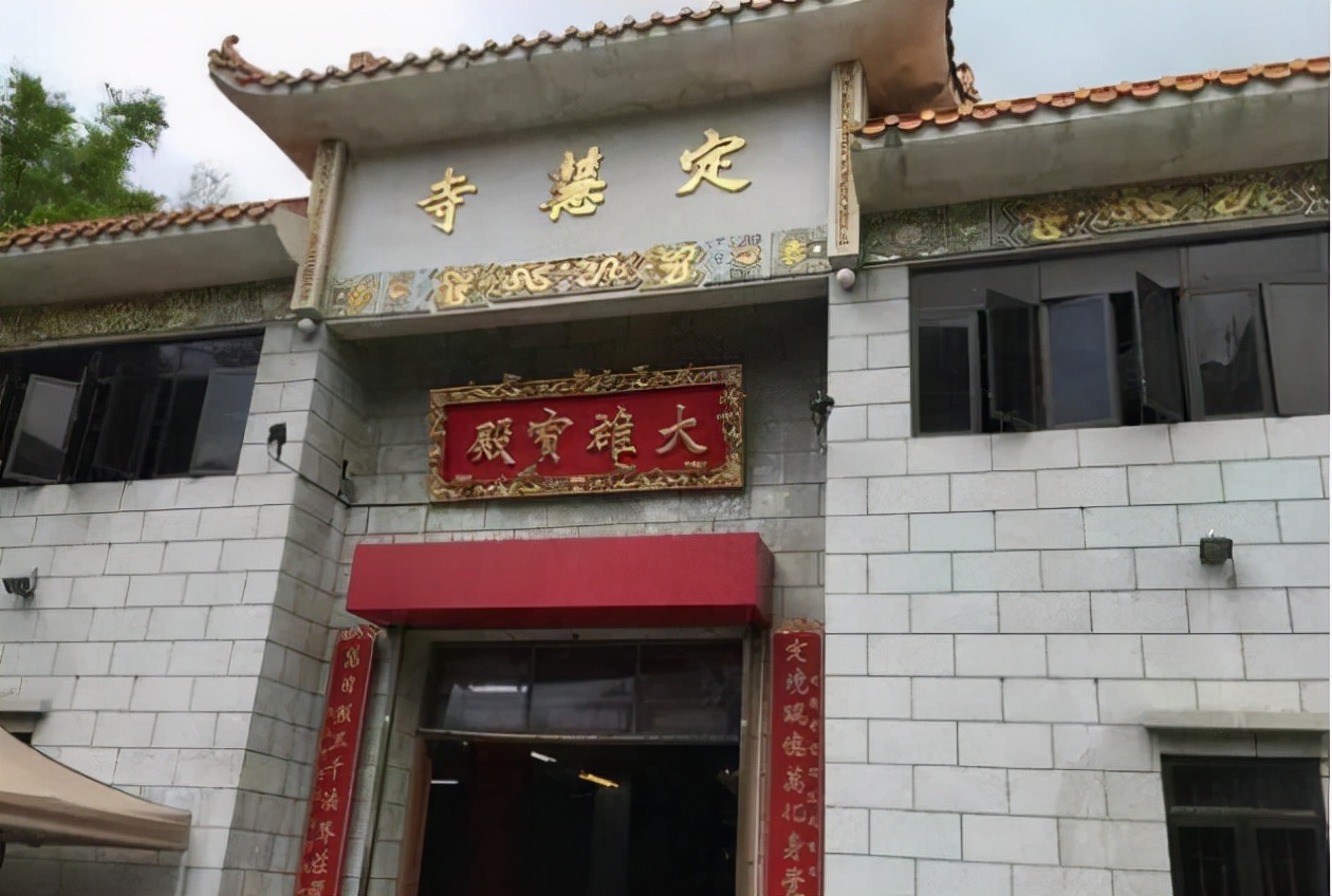 香港女尼姑把寺庙当摇钱树，还效仿古人金屋藏娇，住别墅开豪车