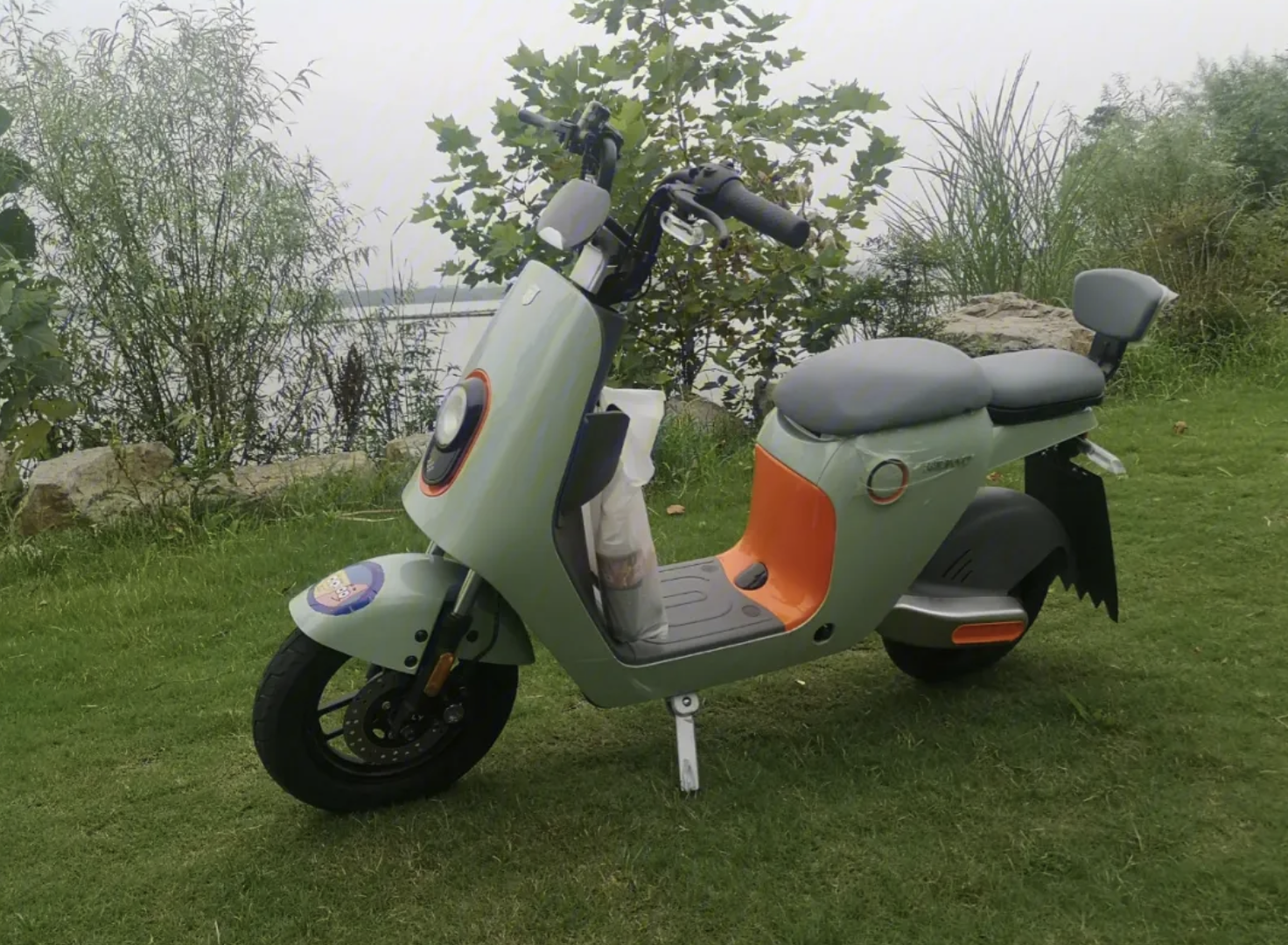 电动车,包含了液冷电机,风冷控制器,陶瓷刹车,钢丝轮胎,精工车架,soc