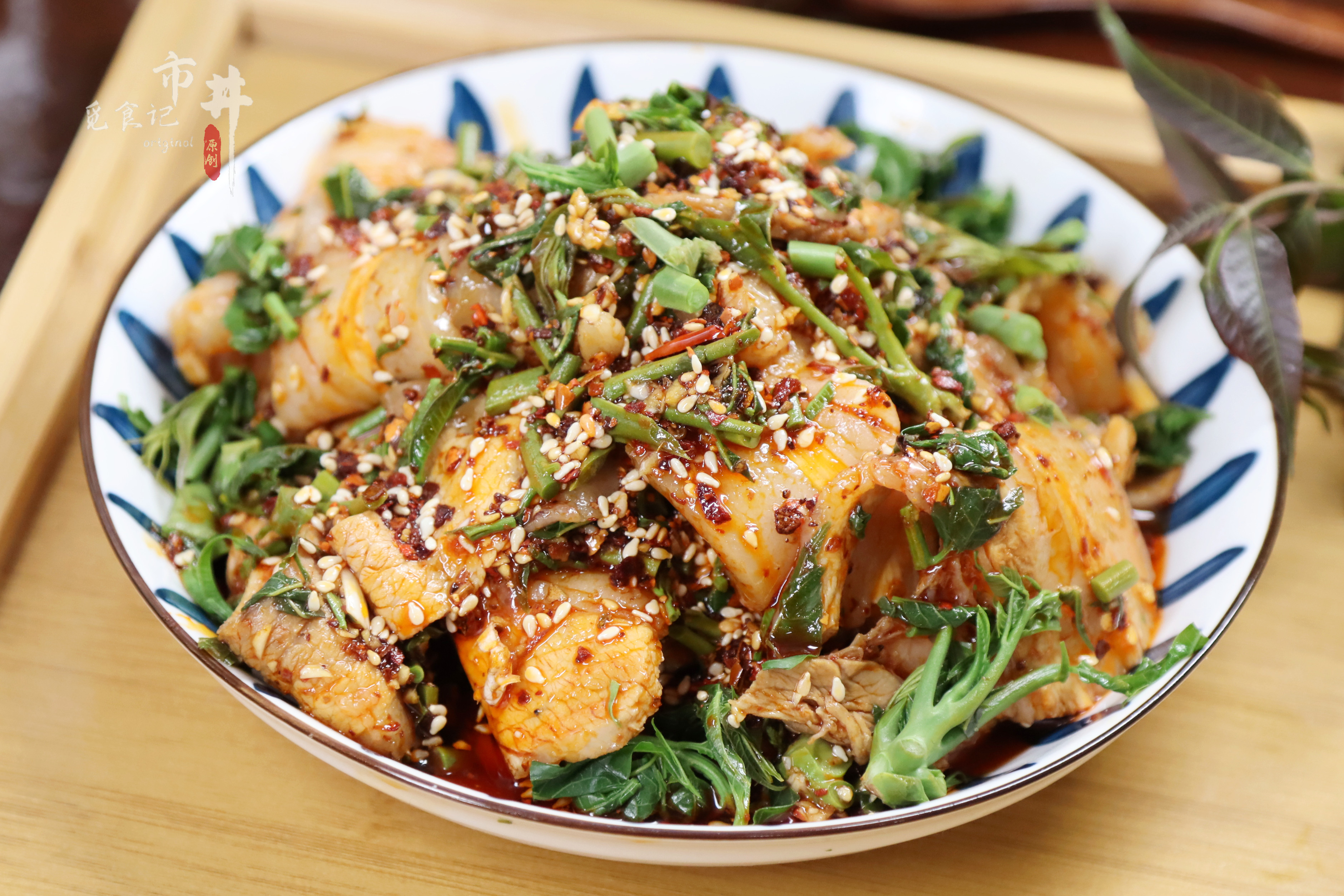 春天，五花肉和香椿是天生一對，煮熟了切片，簡單拌一拌可真香啊