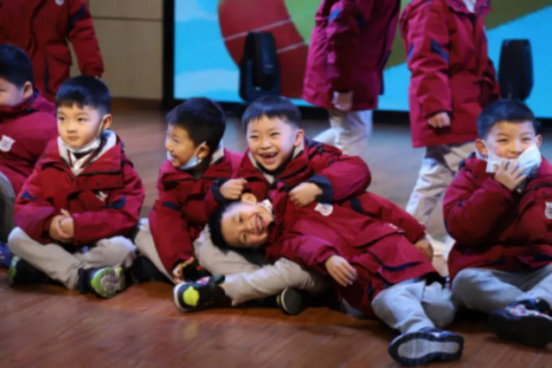 偶像谷爱凌、挑战擦皮鞋、一起向未来！成都开学第一天，太会玩了