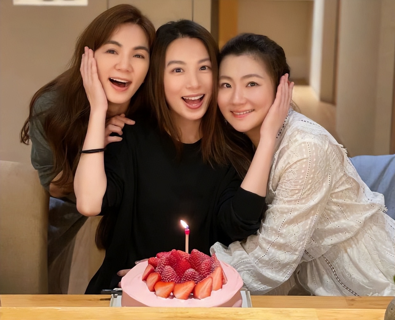 田馥甄39岁生日SHE合体庆祝，三姐妹久违同框，冻龄颜值抢镜