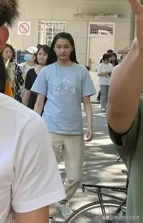 上半身貌美如花，下半身歪七八扭，这9位女星镜头前后反差好大