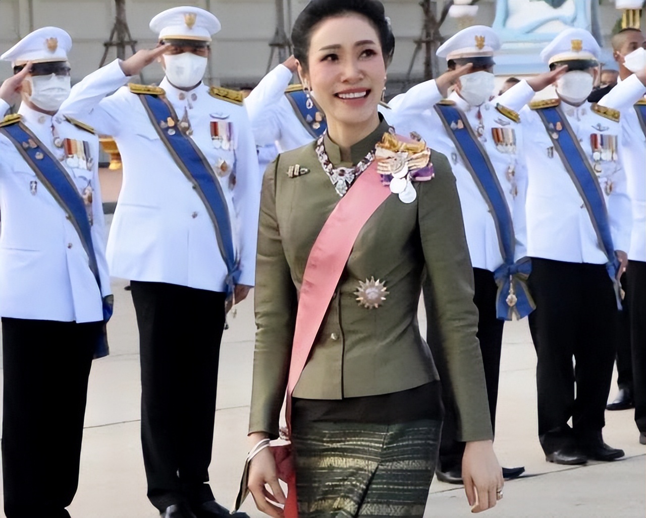 诗妮娜亲笔信曝光，跟44岁帕公主求救，泰版《甄嬛传》风云再起