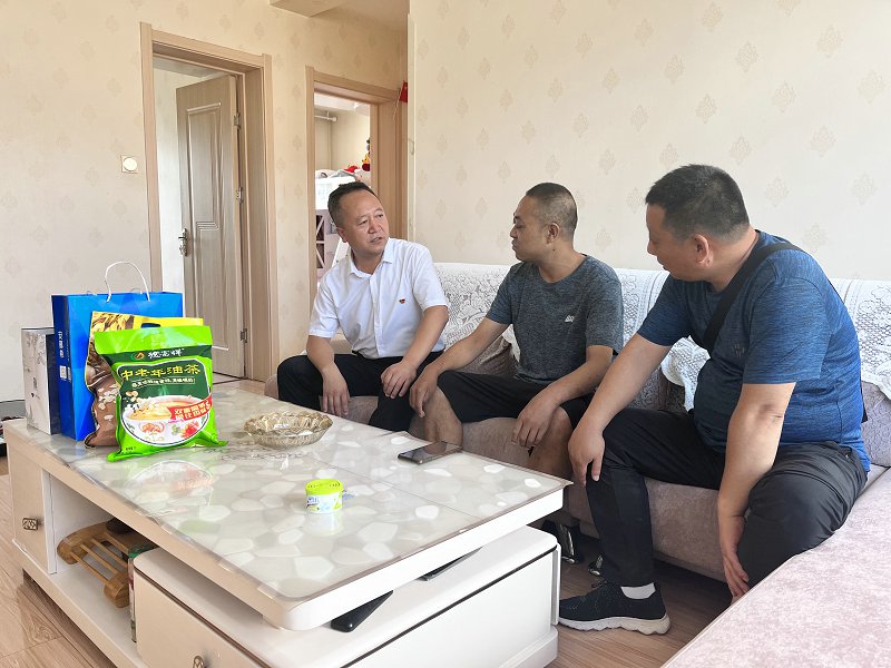 华亭公路段走访慰问困难党员职工