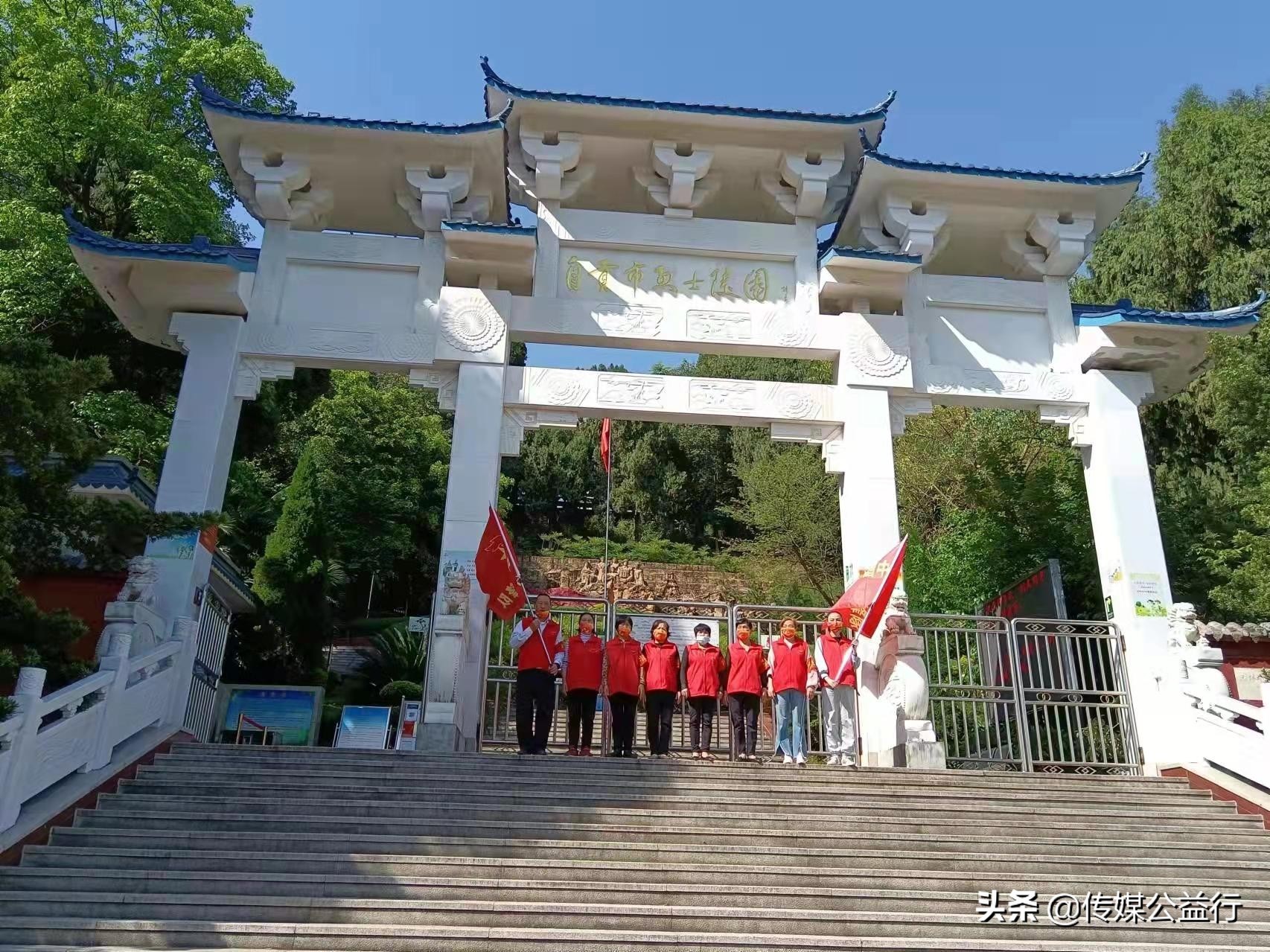 各地志愿者 鲜花祭英烈 先锋寄哀思