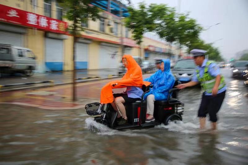 沾化交警点、线、面结合筑牢汛期道路交通安全防线