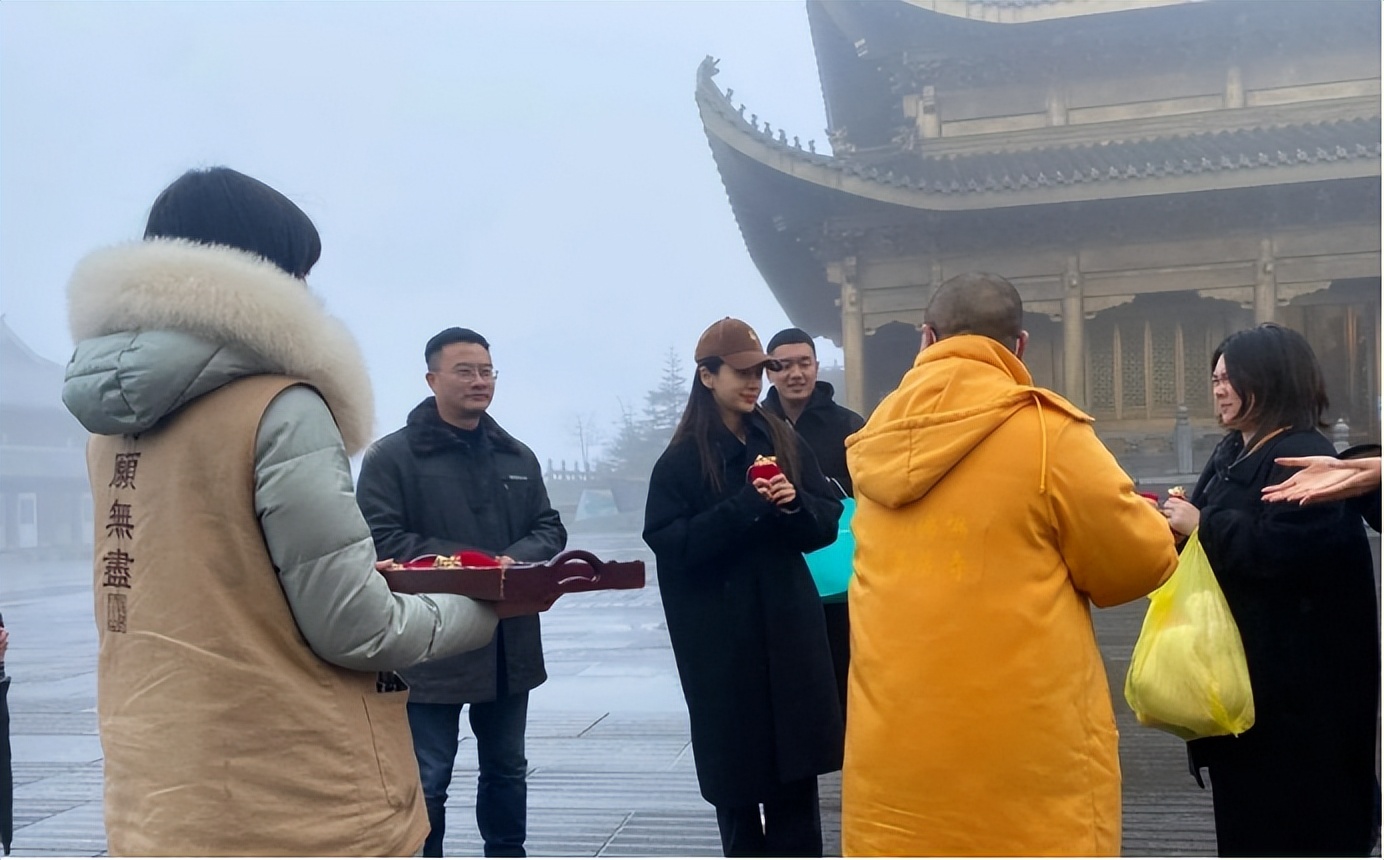 离婚2个月,再看黄晓明和杨颖的境遇,夫妻差距一目了然