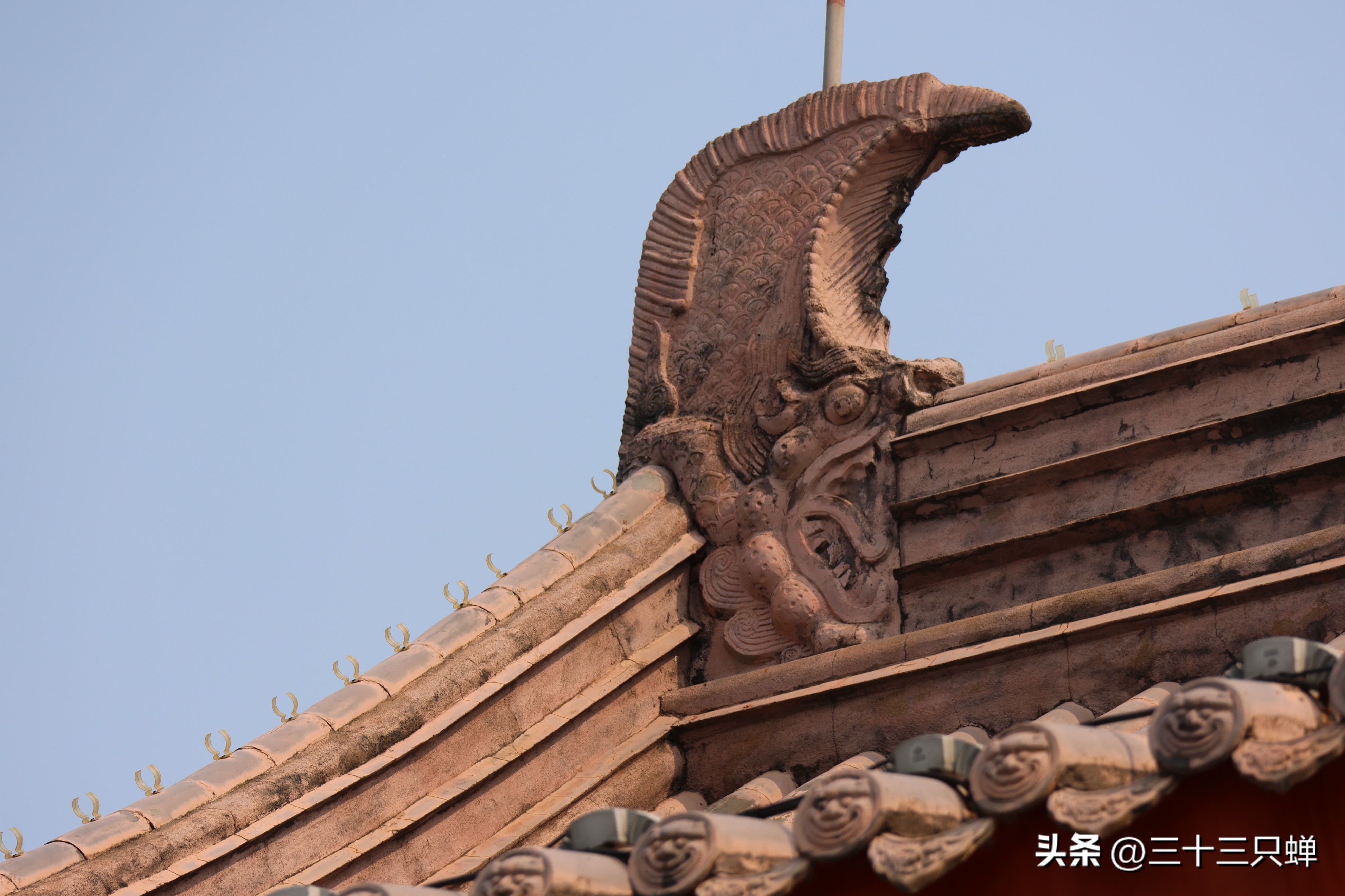 江西南丰梅坑古村，一古建门楣上石雕状如老虎面具，南丰民间称为天秀（图一、图二