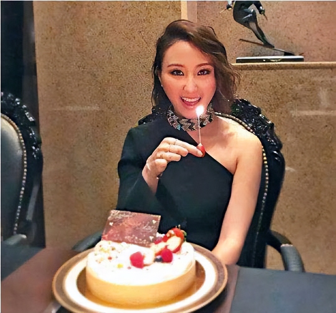 何超云美貌被低估，未来将继承百亿家产，却找个普通人当男朋友