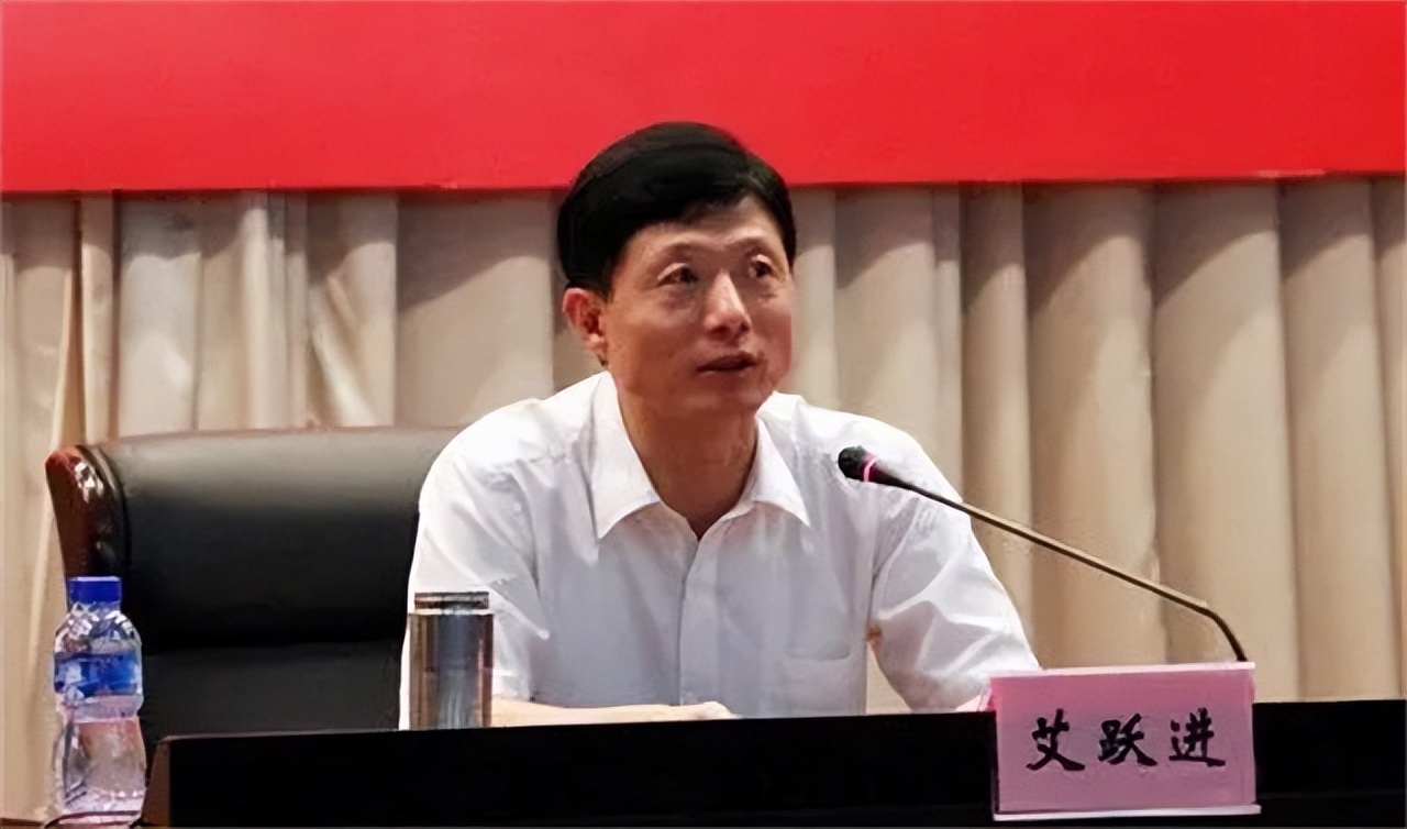 2014年艾跃进确诊胃癌，手术过后还未静养，偷偷回校连上8天课