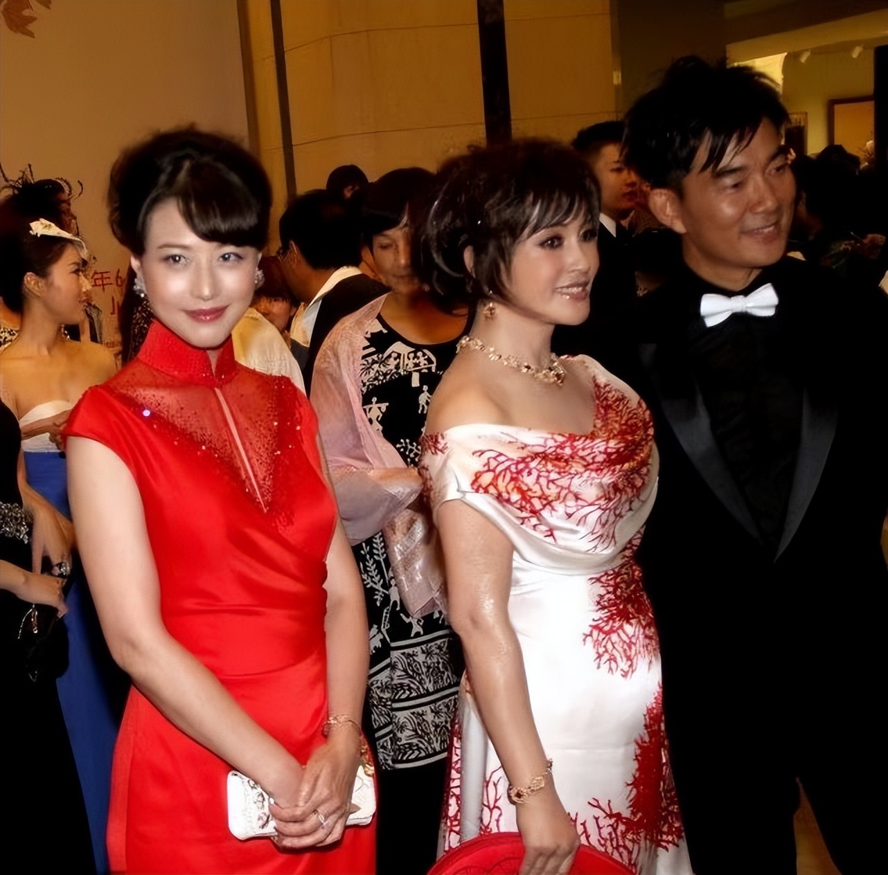 刘晓庆同框周海媚，妆容浮夸硬要扮嫩，却不及周海媚自然老去好看