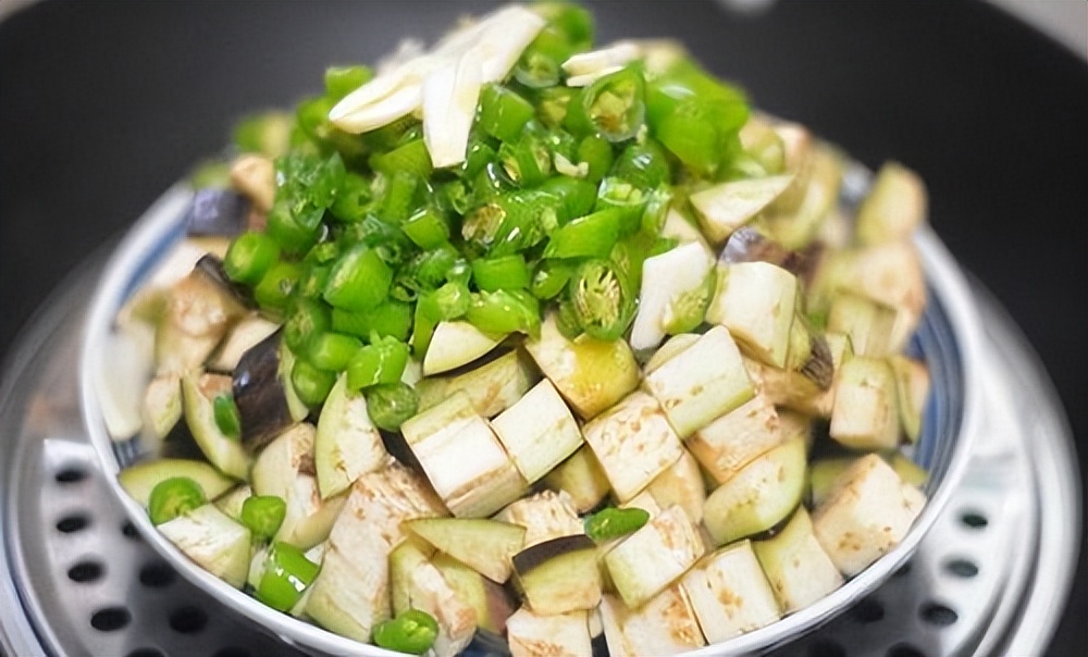 爱吃茄子的人要当心，如果“茄碱”摄入过量，还可能影响生命质量