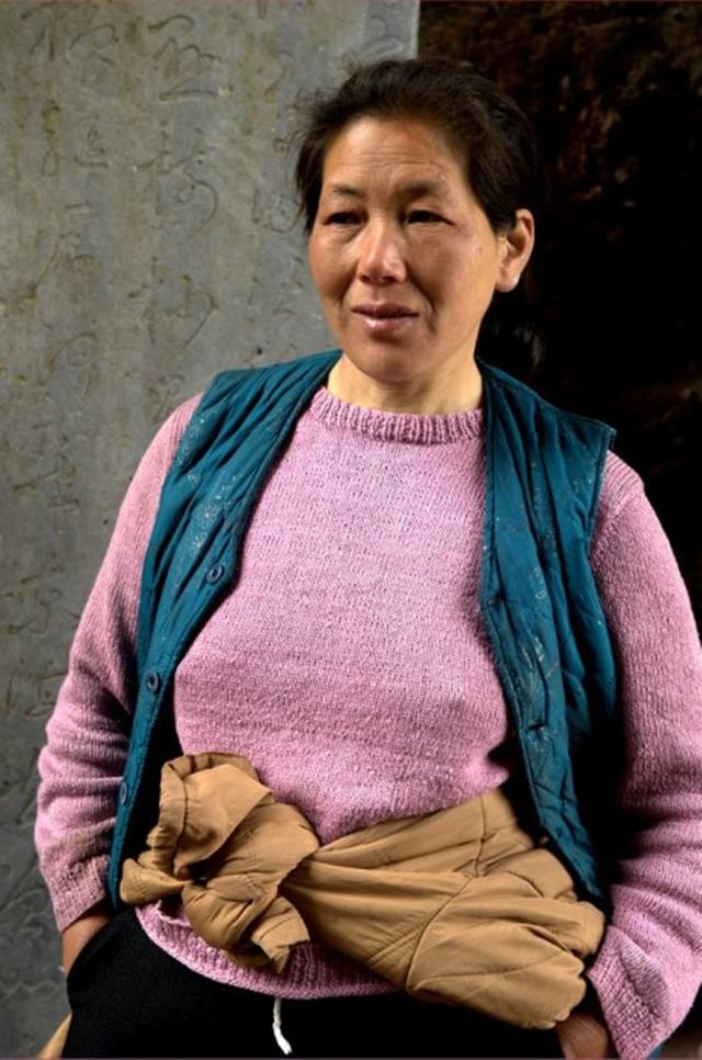 31岁不幸丧夫，做挑夫17年养育三个子女，龙凤胎同年考入重点大学