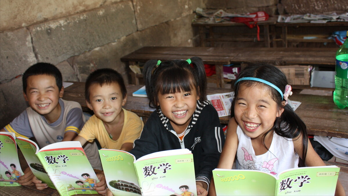 “撤点并校”实施20年，消失328672所小学！乡村学校撤与留的思考